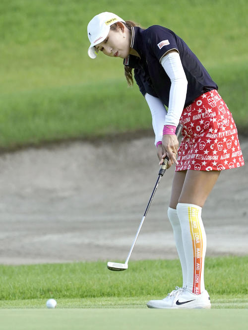第2日、15番でパットを放つ金田久美子。通算4アンダーで3位（共同）