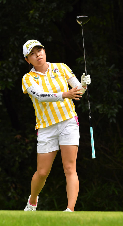 5番、ティーショットを放つ勝みなみ（撮影・柴田隆二）