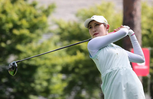 プロアマ戦の10番、ティーショットを放つ金田久美子（撮影・丹羽敏通）