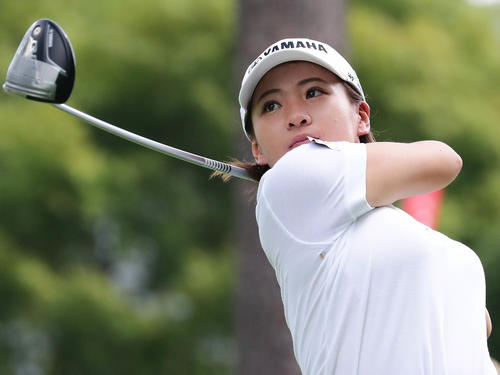 プロアマ戦の10番、ティーショットを放つ永井花奈（撮影・丹羽敏通）