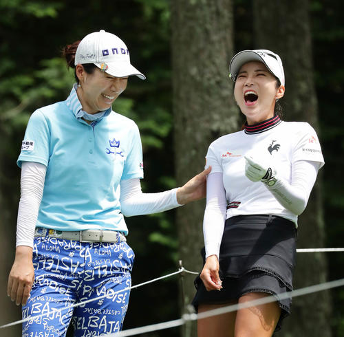 プロアマ戦の5番、ティーショットを待つ間に李知姫（左）と談笑するイ・ボミ（右）（撮影・丹羽敏通）