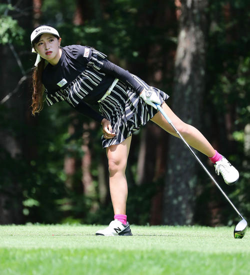 4番、ティーショットの打球を見つめる臼井麗香（撮影・丹羽敏通）
