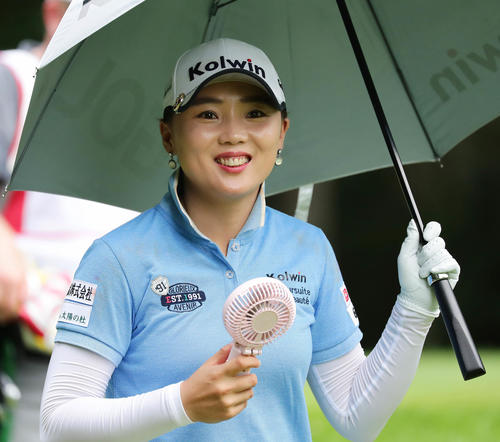 4番、携帯扇風機を手にラウンドするイ・ナリ（撮影・丹羽敏通）