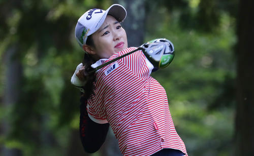 3番、ティーショットを放つ三浦桃香（撮影・丹羽敏通）