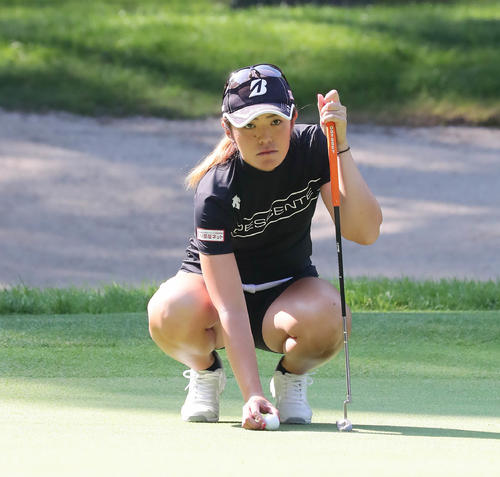 2番、ボールをセットする渡辺彩香（撮影・丹羽敏通）