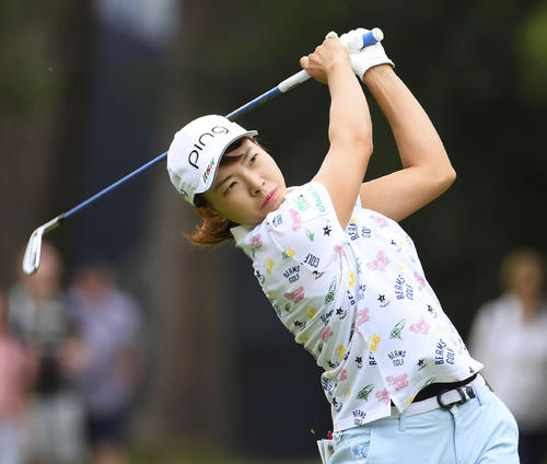 最終ラウンド、1番で第2打を放つ渋野日向子＝ウォバーンGC（ゲッティ＝共同）