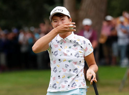最終ラウンド、18番バーディーパットを沈めメジャー優勝を飾った渋野（ロイター）