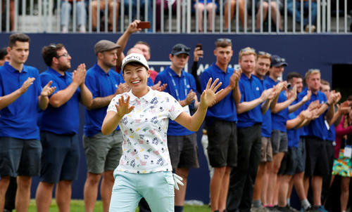 メジャー初優勝を達成し、歓声に応える渋野（ロイター）