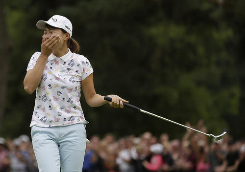 メジャー初優勝を達成し、驚いた表情を見せる渋野（AP）