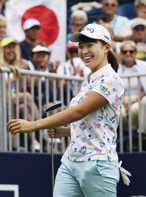 最終ラウンド、スタート前に笑顔を見せる渋野（共同）