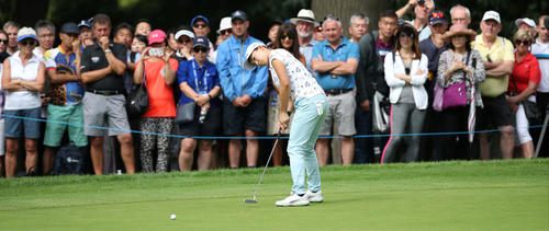 パットを放つ渋野（ロイター）