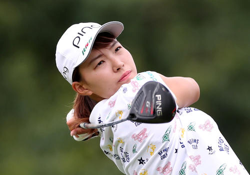 最終ラウンド、ティーショットを放つ渋野（ロイター）