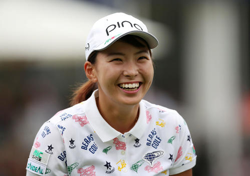 メジャー初優勝を達成し、笑顔を見せる渋野（ロイター）