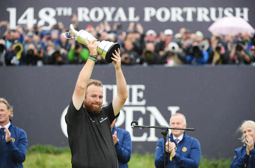 全英オープン最終日　表彰式で優勝トロフィーを掲げるシェーン・ローリー（撮影・加藤諒）