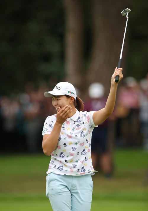 最終18番で見事にメジャー初優勝となるバーディーを奪いパターを高々と持ち上げ、笑顔の渋野（ロイター）