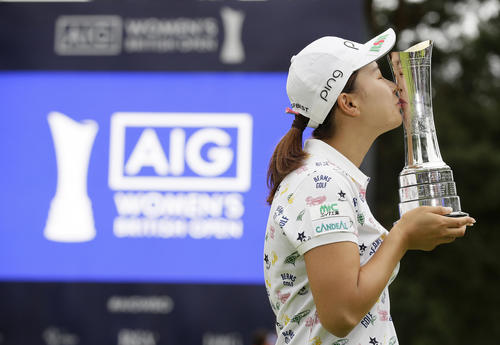メジャー初優勝を達成し優勝トロフィーにキスする渋野（AP）