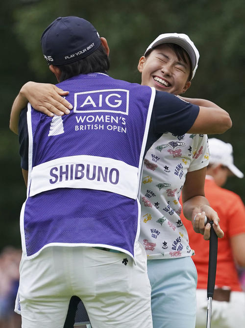 AIG全英女子オープンの最終ラウンド、18番でウイニングパットを決め、キャディーと抱き合って喜ぶ渋野日向子(共同)