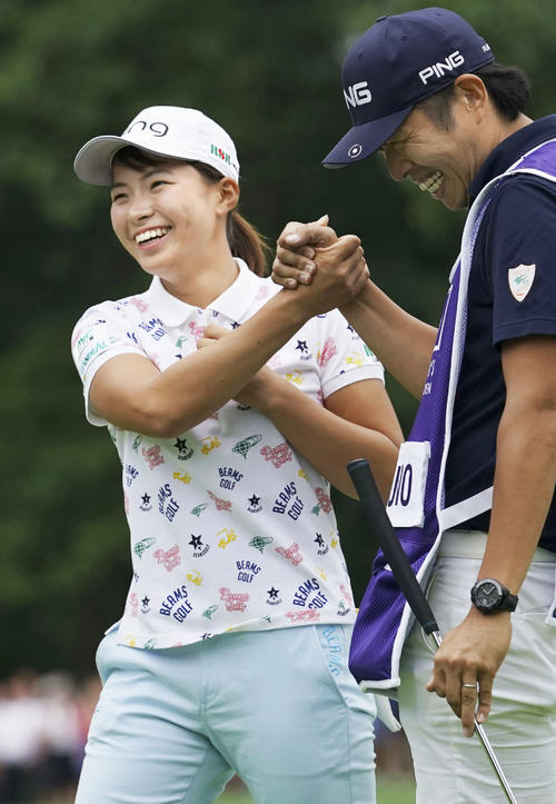 AIG全英女子オープンの最終ラウンド、18番でウイニングパットを決め、キャディーと喜ぶ渋野日向子(共同)
