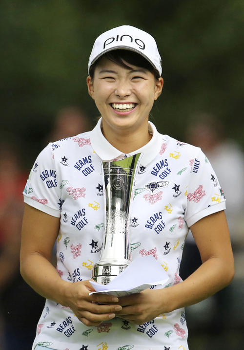 ゴルフのAIG全英女子オープンで優勝した渋野日向子。スピーチを終え笑顔を見せた（共同）