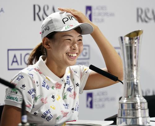 ゴルフのAIG全英女子オープンで優勝し、記者会見で質問に笑顔で答える渋野日向子(共同)