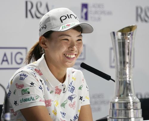 ゴルフのAIG全英女子オープンで優勝し、記者会見する渋野日向子(共同)