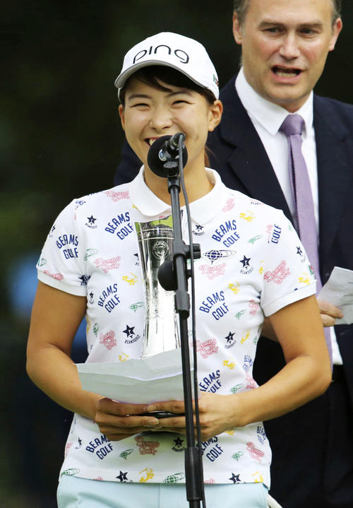 ゴルフのAIG全英女子オープンで優勝し、英語でスピーチする渋野日向子（共同）