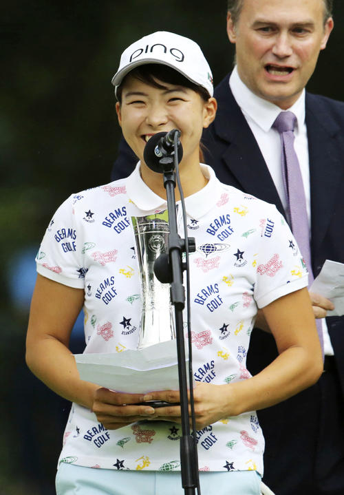 ゴルフのAIG全英女子オープンで優勝し、英語でスピーチする渋野日向子(共同)