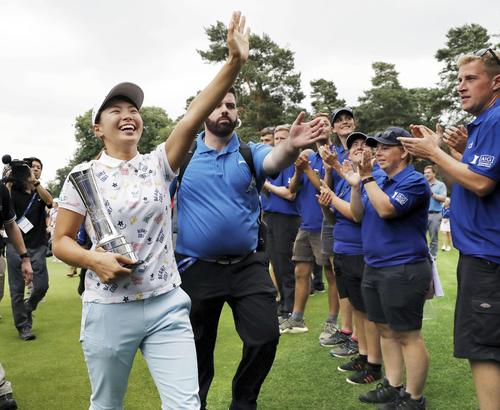 ゴルフのAIG全英女子オープンで優勝し、トロフィーを手にギャラリーの声援に応える渋野日向子(共同)