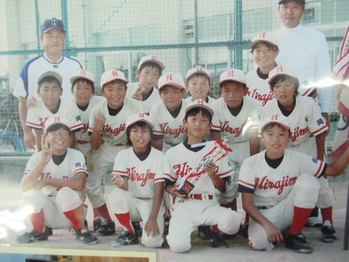 10年7月、記念写真に納まる渋野（前列左端）ら平島スポーツ少年団ソフトボールチーム
