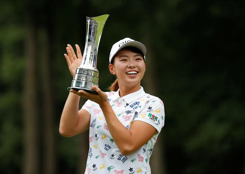 全英女子オープンでメジャー初優勝を飾り笑顔でトロフィーを掲げる渋野日向子（ロイター）