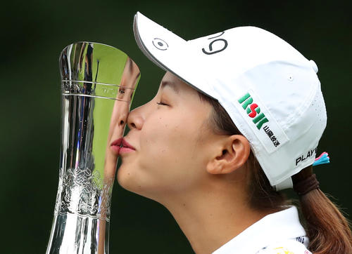 メジャー初優勝を飾り、トロフィーにキスをする渋野（ロイター）