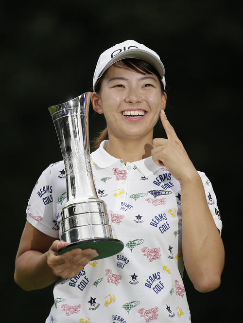 メジャー初優勝を達成し、トロフィーを手に笑顔を見せる渋野（AP）