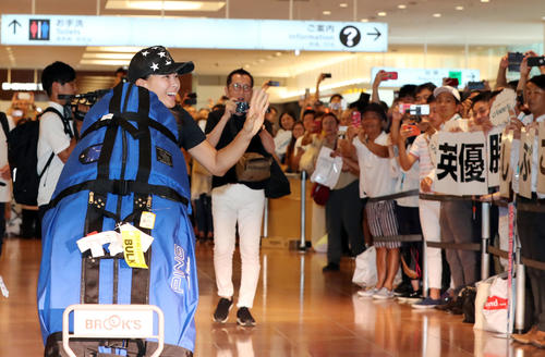 羽田空港に帰国し待ち受けるファンや報道陣に笑顔で手を振る渋野（撮影・垰建太）