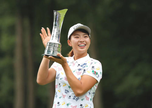 全英女子オープンでメジャー初優勝を飾り笑顔でトロフィーを掲げる渋野日向子（ロイター）