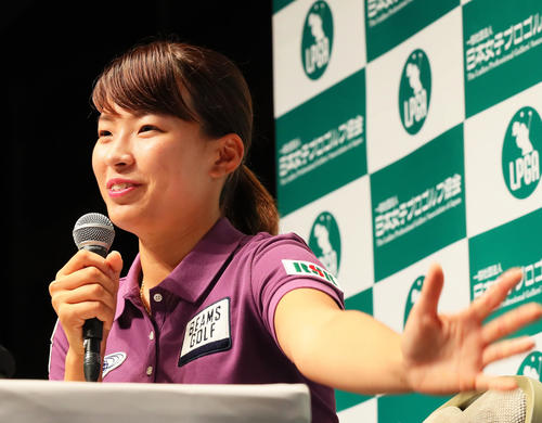 渋野はプレー中のファンとのふれあいについて身ぶり手ぶりを交えて語る（撮影・足立雅史）