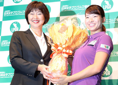 帰国会見で日本女子プロゴルフ協会小林会長（左）と花束を手に写真に納まる渋野（撮影・垰建太）