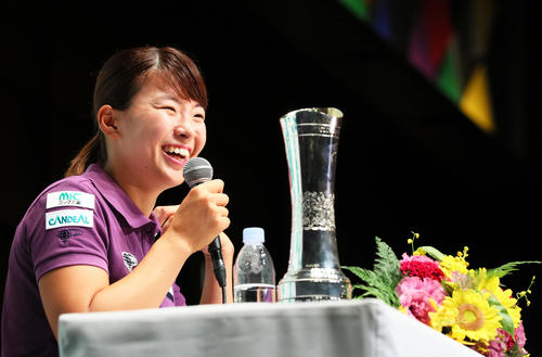 帰国会見で優勝の喜びを語る渋野（撮影・足立雅史）