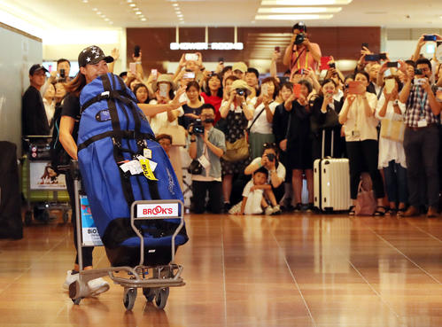 羽田空港に帰国し待ち受けるファンや報道陣に笑顔で手を振る渋野（撮影・垰建太）