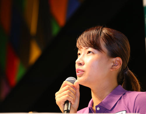 帰国会見で記者の質問に真剣な表情を見せる渋野（撮影・垰建太）