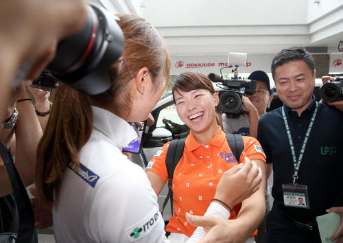 札幌国際カントリークラブに到着し大里（左手前）と笑顔で言葉を交わす渋野（撮影・佐藤翔太）