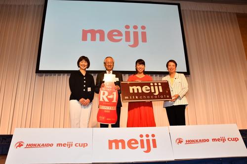 プロアマ前夜祭で樋口久子（右端）らと記念撮影する渋野（右から2人目）（主催者提供）