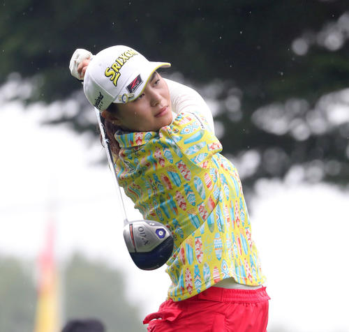 10番ティーショットを放つ新垣比菜（撮影・佐藤翔太）