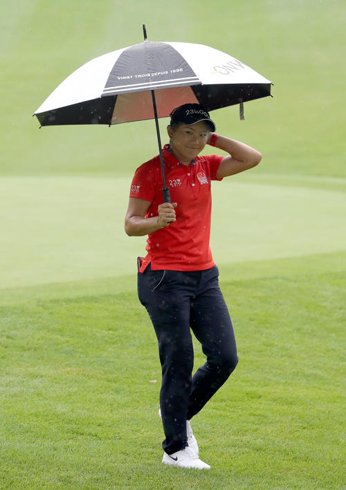 笑顔で18番を後にする成田（撮影・佐藤翔太）