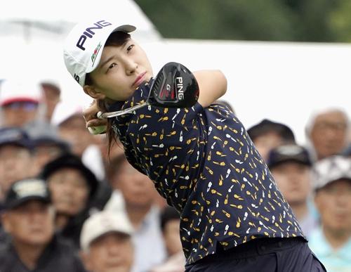 女子ゴルフの北海道meijiカップ第1ラウンドで、ティーショットを放つ渋野日向子（共同）