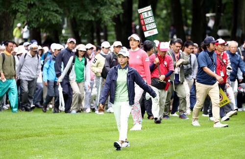 北海道meijiカップ　第2日目　10番、大勢のギャラリーを引き連れて歩く渋野（撮影・黒川智章）