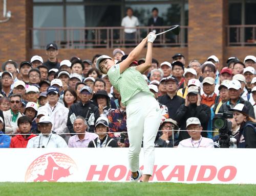 北海道meijiカップ　第2日目　1番、ティーショットを放つ渋野（撮影・黒川智章）
