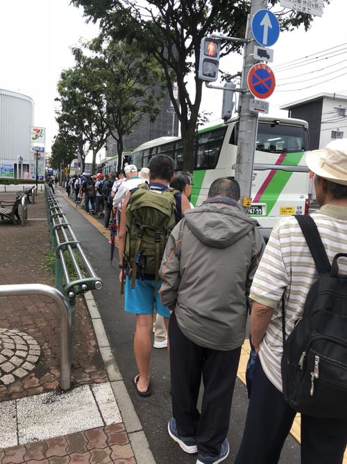 札幌市の地下鉄福住駅から会場へ向かうバスは長蛇の列ができた