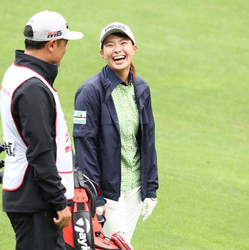 北海道meijiカップ　第2日目　6番、キャディーと笑顔で話す渋野（撮影・黒川智章）