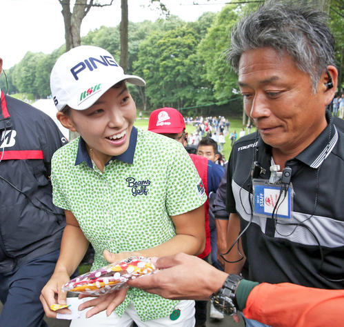 ホールアウト後、ファンから「お疲れ様でした。」とお菓子を手渡される渋野（撮影・佐藤翔太）