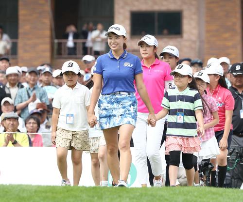 北海道meijiカップ　最終日　1番、地元小学校の子どもと手をつなぎ登場する渋野（撮影・黒川智章）